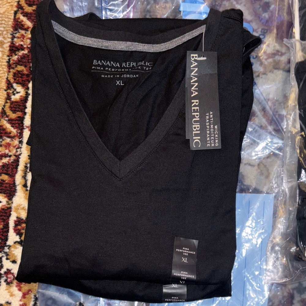 Banana Republic V-Neck t shirt in Black
